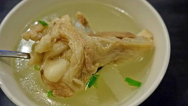 【台北美食】迎客松小吃店-比一般店家還要貴卻大受附近上班族歡迎的美食店家