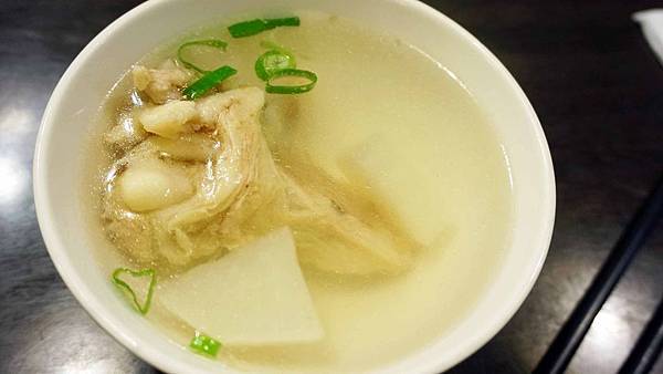 【台北美食】迎客松小吃店-比一般店家還要貴卻大受附近上班族歡迎的美食店家