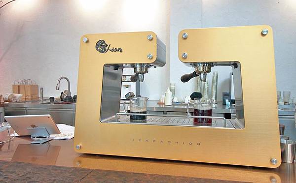 【台中美食】吃茶三千-國內第一座室內茶園，從國外紅到國內的鮮萃茶飲店