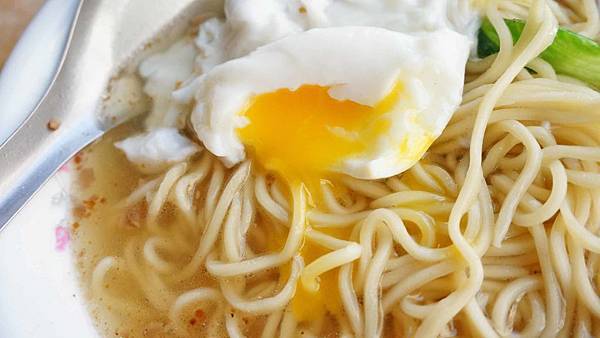 【台北美食】士林蛋包麵-沒有店名沒有招牌，附近居民從小吃到大的無名美食