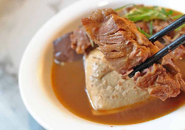 【新莊美食】麻麻號。排骨鴨血豆腐專賣-不到百元就能吃到美味的麻辣鴨血套餐，CP值爆高！