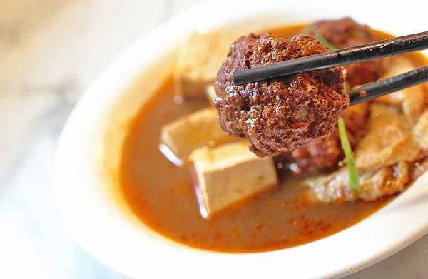 【新莊美食】麻麻號。排骨鴨血豆腐專賣-不到百元就能吃到美味的麻辣鴨血套餐，CP值爆高！