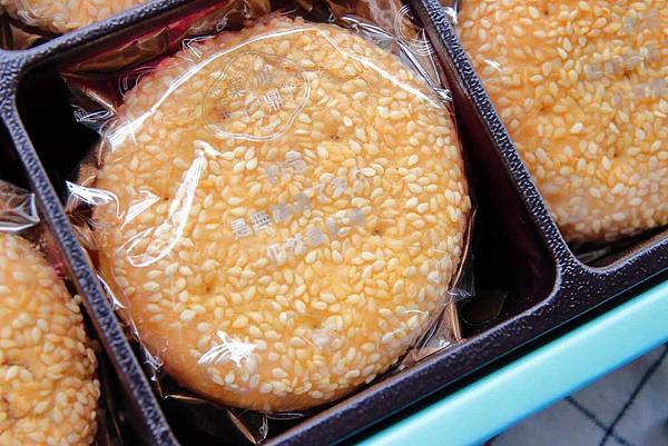 【宅配美食】鴻鼎菓子-不油不膩讓人一口接一口的美味鳳凰酥，完美比例的超平衡滋味，不輸給名店的好品質