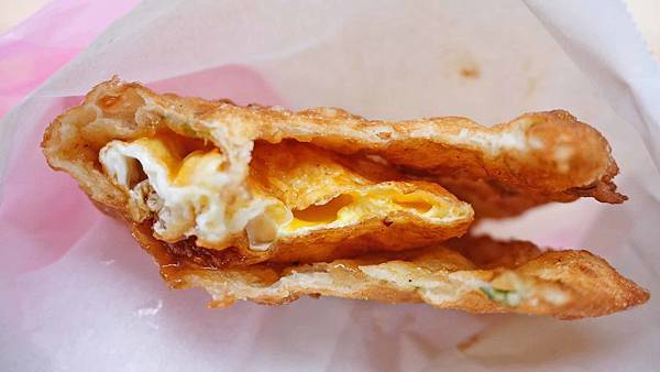 【台北美食】三比八炸蛋餅-酥酥鬆鬆軟綿綿的美味爆漿蔥油餅