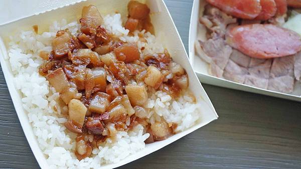 【台南美食】阿龍香腸熟肉-無時無刻都在排隊的20元平民小吃店 【台南美食】阿龍香腸熟肉-無時無刻都在排隊的20元平民小吃店