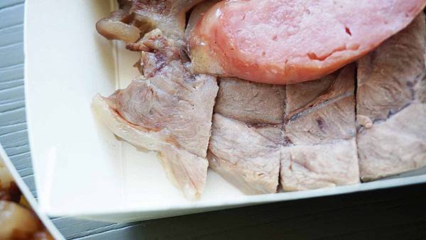 【台南美食】阿龍香腸熟肉-無時無刻都在排隊的20元平民小吃店 【台南美食】阿龍香腸熟肉-無時無刻都在排隊的20元平民小吃店