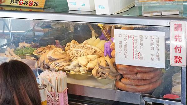 【台南美食】阿龍香腸熟肉-無時無刻都在排隊的20元平民小吃店