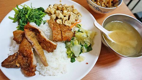 【台北美食】可味小吃店原牛丼-美味又迷人的排骨飯美食