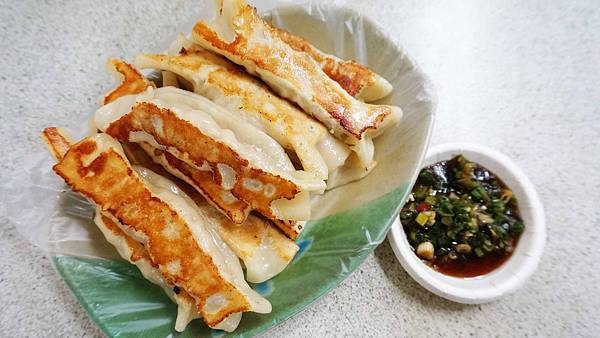 【台北美食】鍋貼專賣店-隱身在巷弄裡的超便宜又美味的鍋貼店 【台北美食】鍋貼專賣店-隱身在巷弄裡的超便宜又美味的鍋貼店