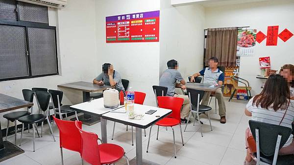 【台北美食】雯鈞水餃鍋貼專賣店-隱身在市場旁的美味鍋貼店