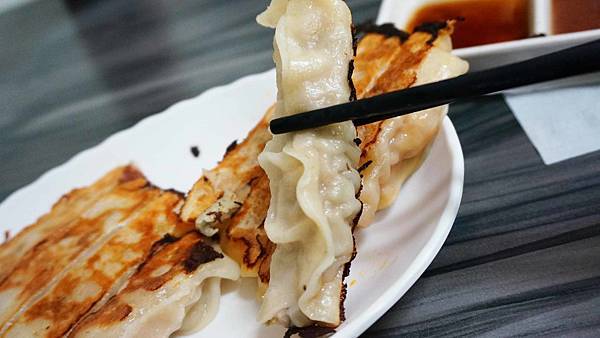 【台北美食】雯鈞水餃鍋貼專賣店-隱身在市場旁的美味鍋貼店