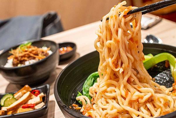 【台北美食】初面-精心挑選食材，使用大量蕃茄長時間熬煮的美味迷人湯頭