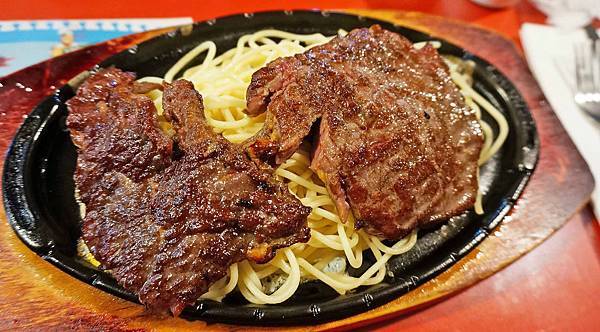 【台北美食】師傅的店-隱身在西門町巷弄裡便宜又好吃的牛排店 【台北美食】師傅的店-隱身在西門町巷弄裡便宜又好吃的牛排店