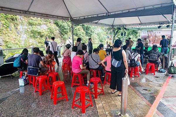 【烏來老街原住民表演！】微光聚星原夢烏來，挖掘原住民奇才，每週日限定表演，好吃好玩免費拿，消費滿３００元更有摸彩活動及高級溫泉飯店休息券～