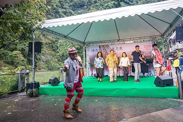 【烏來老街原住民表演！】微光聚星原夢烏來，挖掘原住民奇才，每週日限定表演，好吃好玩免費拿，消費滿３００元更有摸彩活動及高級溫泉飯店休息券～