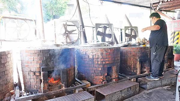 【南投美食】清境阿東窯仔雞-充滿炭香味的超級脆皮烤雞 【南投美食】清境阿東窯仔雞-充滿炭香味的超級脆皮烤雞