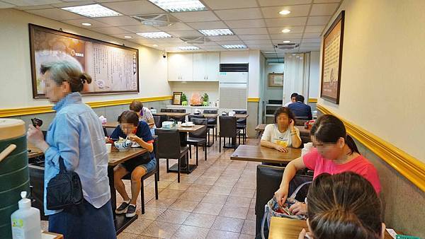 【台北美食】小胖胖扁食-中午用餐時間會大排長龍的台北東區小吃店