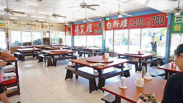 【三芝美食】60年代磚窯雞-皮酥肉嫩便宜又美味的烤雞店，在室內就能看到無敵海景！