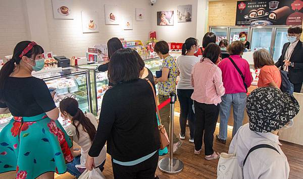 【石牌美食】亞尼克石牌店-剛開幕就大爆人潮的超人氣生乳捲甜點店