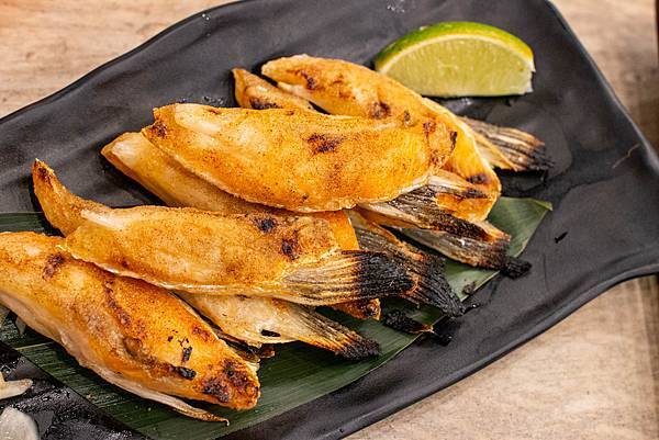 【永和美食】大船．百元海鮮燒烤-平民價格、餐廳環境，樂華夜市裡舒適又美味的海鮮料理餐廳