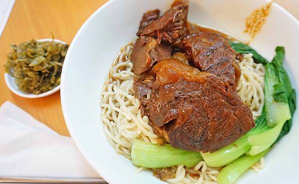 【台北美食】半島牛肉麵-比拳頭大的牛肉塊做成的超大份量牛肉麵 【台北美食】半島牛肉麵-比拳頭大的牛肉塊做成的超大份量牛肉麵
