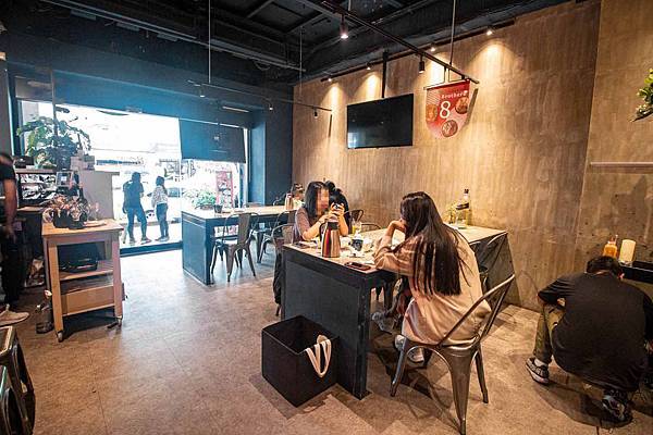 【台中美食】8德司創意餐館-巨無霸超豪華澎拜龍蝦火鍋，火鍋、義麵多種選擇一次滿足