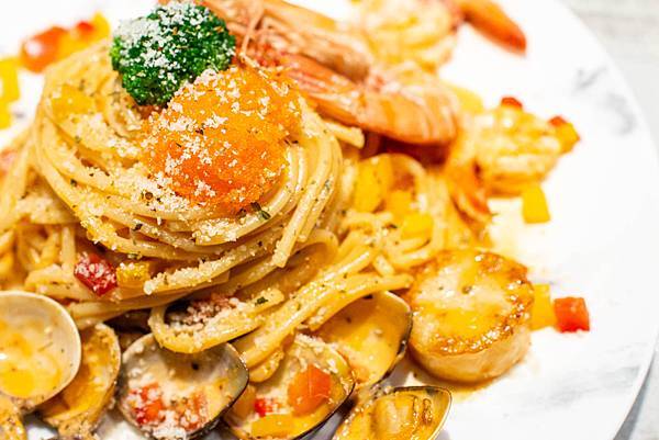 【台中美食】8德司創意餐館-巨無霸超豪華澎拜龍蝦火鍋，火鍋、義麵多種選擇一次滿足