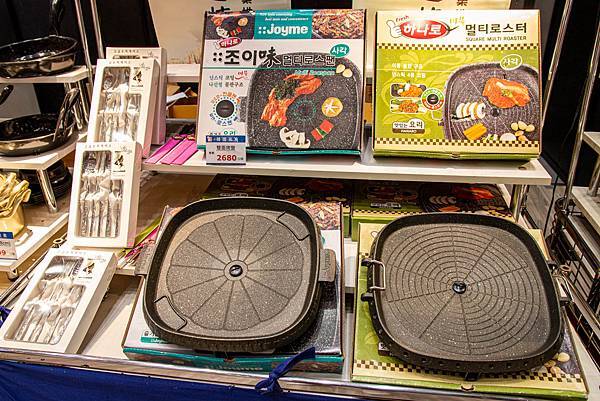 限時限量，買一送一！2020京畿道韓國商品展，超過百樣韓國商品一應俱全，更有地獄奶奶金守美系列商品等多樣商品首次登台～！新光三越A11館6樓