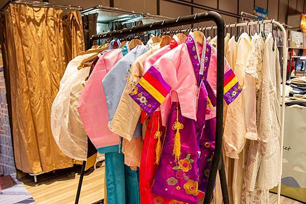 限時限量，買一送一！2020京畿道韓國商品展，超過百樣韓國商品一應俱全，更有地獄奶奶金守美系列商品等多樣商品首次登台～！新光三越A11館6樓