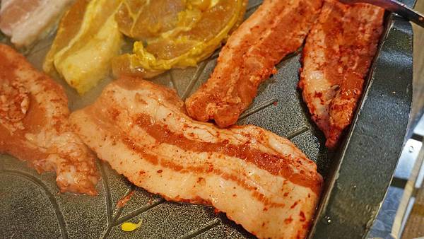 【台北美食】玖佰號烤豬五花專門店-CP值爆表!只要220元就能吃到四種不同口味的韓式烤肉 【台北美食】玖佰號烤豬五花專門店-CP值爆表!只要220元就能吃到四種不同口味的韓式烤肉