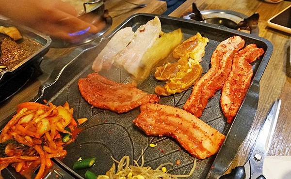 【台北美食】玖佰號烤豬五花專門店-CP值爆表!只要220元就能吃到四種不同口味的韓式烤肉 【台北美食】玖佰號烤豬五花專門店-CP值爆表!只要220元就能吃到四種不同口味的韓式烤肉