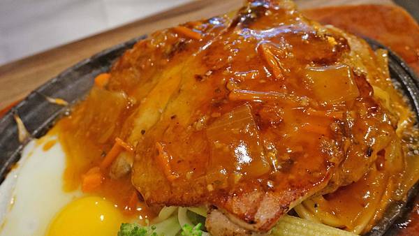 【台北美食】大佬牛牛排館-美味的台式牛排商業午餐只要100元！