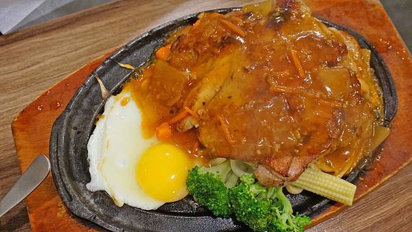 【台北美食】大佬牛牛排館-美味的台式牛排商業午餐只要100元! 【台北美食】大佬牛牛排館-美味的台式牛排商業午餐只要100元!