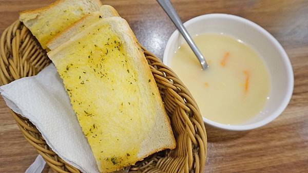 【台北美食】大佬牛牛排館-美味的台式牛排商業午餐只要100元！