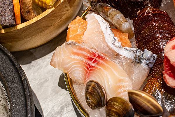 【桃園美食】嗑肉石鍋-什麼!?和牛龍蝦火鍋只要599元就能吃到!CP值爆高的火鍋店 【桃園美食】嗑肉石鍋-什麼!?和牛龍蝦火鍋只要599元就能吃到!CP值爆高的火鍋店