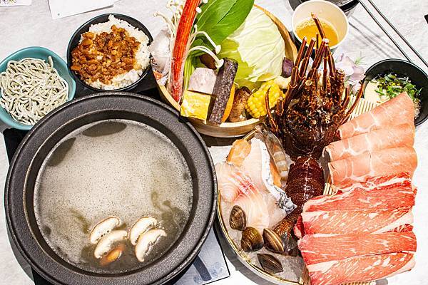 【桃園美食】嗑肉石鍋-什麼!?和牛龍蝦火鍋只要599元就能吃到!CP值爆高的火鍋店 【桃園美食】嗑肉石鍋-什麼!?和牛龍蝦火鍋只要599元就能吃到!CP值爆高的火鍋店