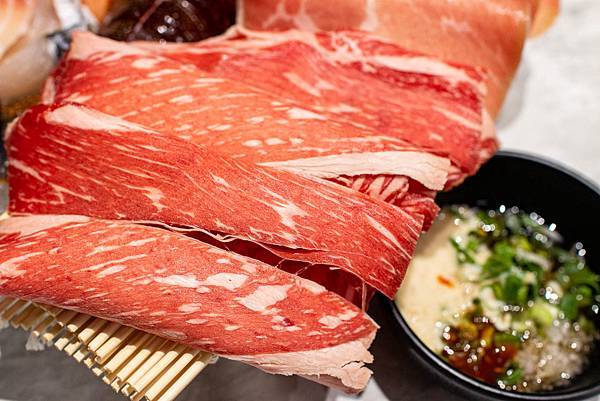 【桃園美食】嗑肉石鍋-什麼!?和牛龍蝦火鍋只要599元就能吃到!CP值爆高的火鍋店 【桃園美食】嗑肉石鍋-什麼!?和牛龍蝦火鍋只要599元就能吃到!CP值爆高的火鍋店