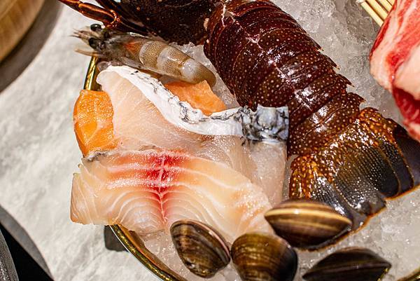 【桃園美食】嗑肉石鍋-什麼!?和牛龍蝦火鍋只要599元就能吃到！CP值爆高的火鍋店