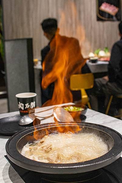 【桃園美食】嗑肉石鍋-什麼!?和牛龍蝦火鍋只要599元就能吃到!CP值爆高的火鍋店 【桃園美食】嗑肉石鍋-什麼!?和牛龍蝦火鍋只要599元就能吃到!CP值爆高的火鍋店
