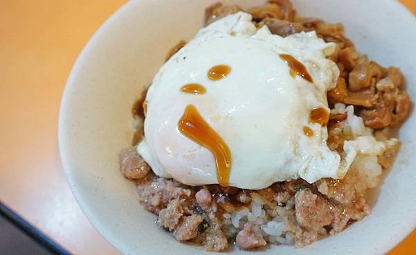 【台北美食】大腸滷肉飯-隱藏在大樓裡的隱藏版美食 【台北美食】大腸滷肉飯-隱藏在大樓裡的隱藏版美食