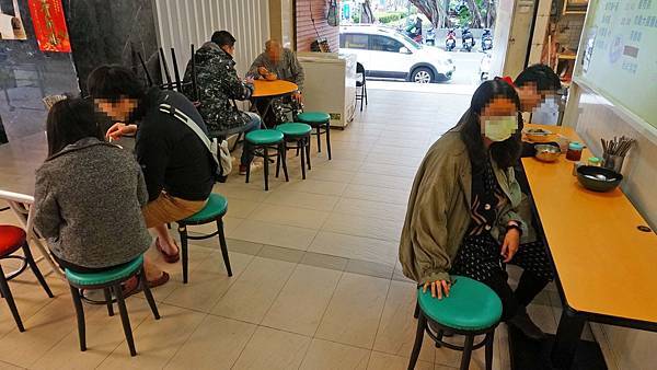 【台北美食】大腸滷肉飯-隱藏在大樓裡的隱藏版美食 【台北美食】大腸滷肉飯-隱藏在大樓裡的隱藏版美食