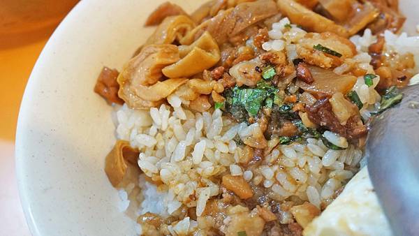 【台北美食】大腸滷肉飯-隱藏在大樓裡的隱藏版美食 【台北美食】大腸滷肉飯-隱藏在大樓裡的隱藏版美食