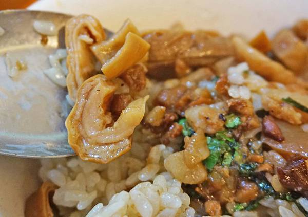 【台北美食】大腸滷肉飯-隱藏在大樓裡的隱藏版美食 【台北美食】大腸滷肉飯-隱藏在大樓裡的隱藏版美食