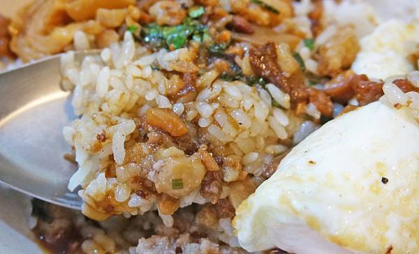 【台北美食】大腸滷肉飯-隱藏在大樓裡的隱藏版美食 【台北美食】大腸滷肉飯-隱藏在大樓裡的隱藏版美食