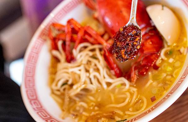 【桃園美食】織田信長-史上最浮誇！新鮮活波士頓龍蝦拉麵與松露海鮮粥！