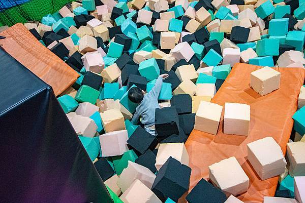 【台中景點】Air-Gene空氣基因-小孩放電最佳選擇！一玩停不下來的彈跳床育樂中心，還有攀岩、彈跳籃球、彈跳躲避球、冬令營等多項活動