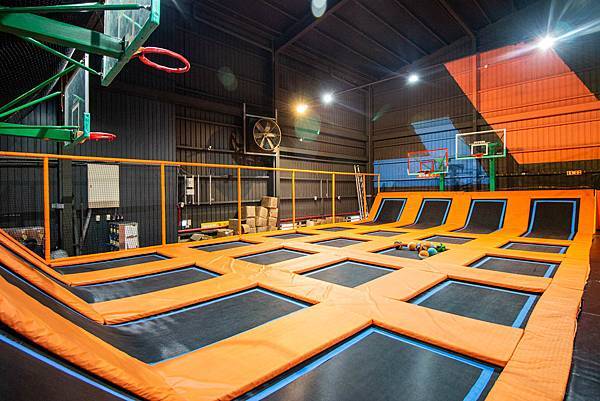 【台中景點】Air-Gene空氣基因-小孩放電最佳選擇！一玩停不下來的彈跳床育樂中心，還有攀岩、彈跳籃球、彈跳躲避球、冬令營等多項活動