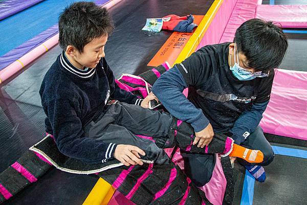 【台中景點】Air-Gene空氣基因-小孩放電最佳選擇！一玩停不下來的彈跳床育樂中心，還有攀岩、彈跳籃球、彈跳躲避球、冬令營等多項活動