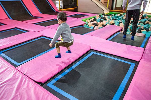 【台中景點】Air-Gene空氣基因-小孩放電最佳選擇！一玩停不下來的彈跳床育樂中心，還有攀岩、彈跳籃球、彈跳躲避球、冬令營等多項活動