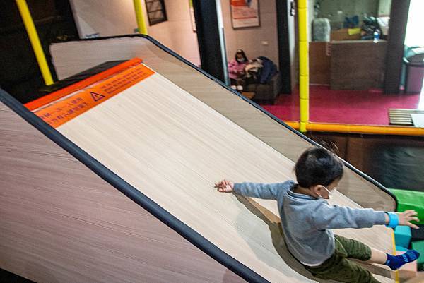 【台中景點】Air-Gene空氣基因-小孩放電最佳選擇！一玩停不下來的彈跳床育樂中心，還有攀岩、彈跳籃球、彈跳躲避球、冬令營等多項活動